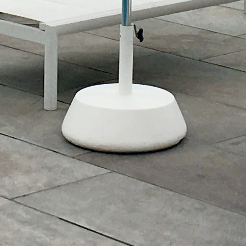 Base para sombrilla rellena de concreto modelo Rebus