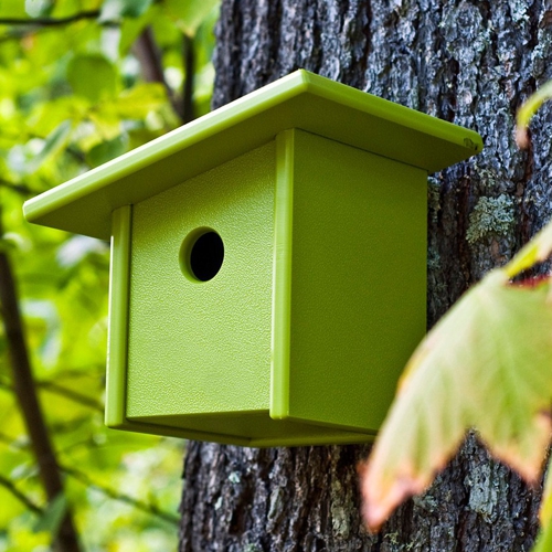 Casa de Pajaros con techo inclinado de plastico reciclado