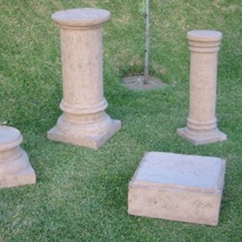 Serie de columnas y pedestales de fibra de vidrio que aparentan cantera