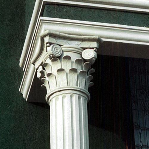 Capital corintio de fibra de vidrio instalado sobre columna de concreto