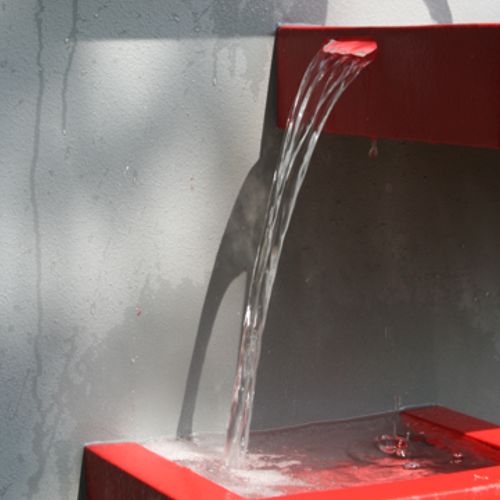Detalle de chorro de agua en una fuente de fibra de vidrio