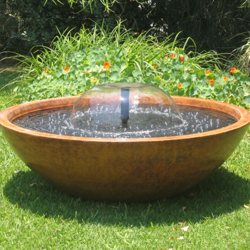 Fuente española en jardín en funcionamiento