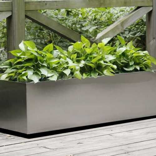 Jardinera grande de acero inox con plantas