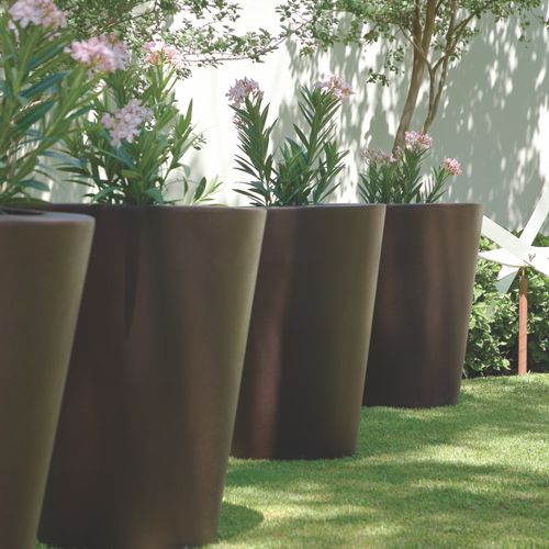 Vasos redondos chocolate de Fiberland en jardin