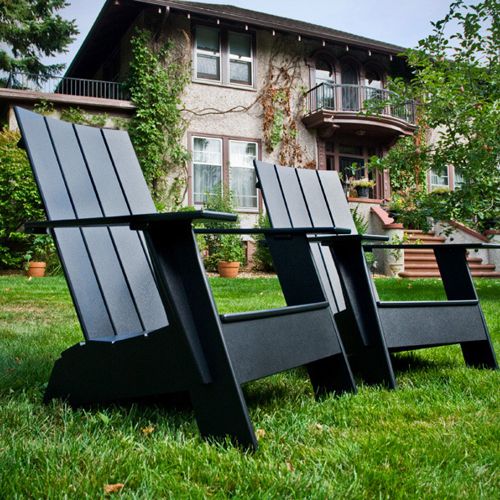 Par de sillones de exterior Adirondack en un jardin
