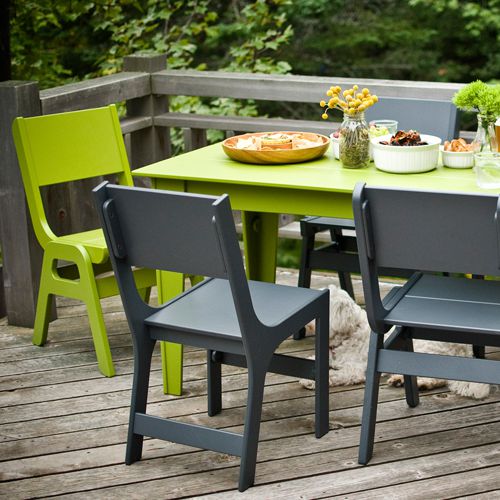 Mesa y sillas de exterior modelo Alfresco de colores vivos fabricados de plastico reciclado
