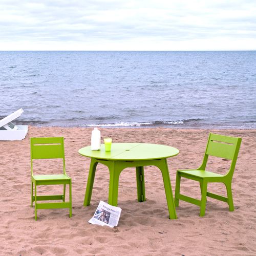 Muebles de exterior en la playa, resistentes a la arena y de colores