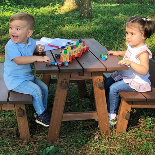 Mesa y bancas de madera modelo Alpina para exterior, diseñado para niños