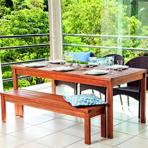 Mesa con bancas de madera en una terraza