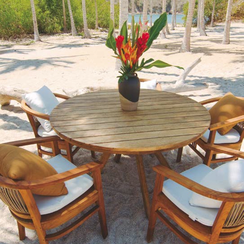 Comedor Avellino en una playa frente al mar fabricado de teca de plantación sostenible