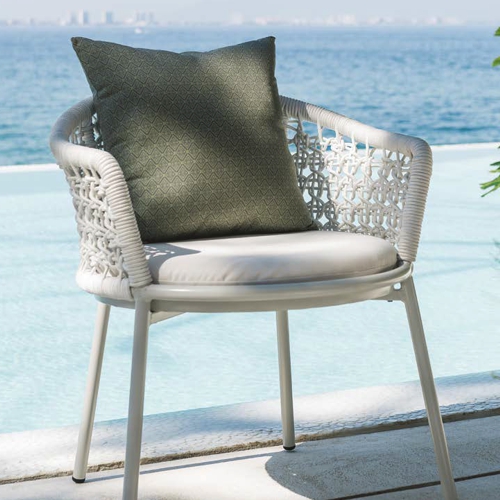 Ejemplo de una silla Caleta de exterior en una terraza frente al mar