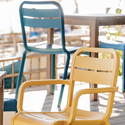Detalle de las sillas de plastico para exterior modelo Cannes