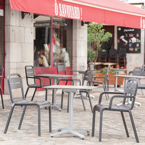 Sillas Cannes de Grosfillex en un cafe en Paris