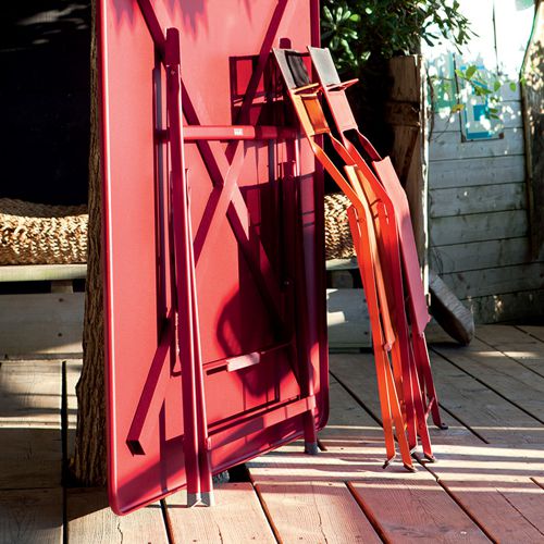 Mesa cuadrada Caractere de Fermob en una terraza