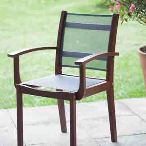 Comoda silla con brazos modelo Fitt Malla de madera y malla