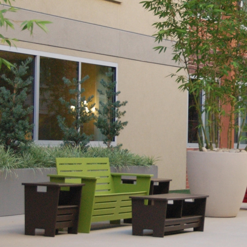 Sala de jardin o terraza modelo Go Club combinando dos colores
