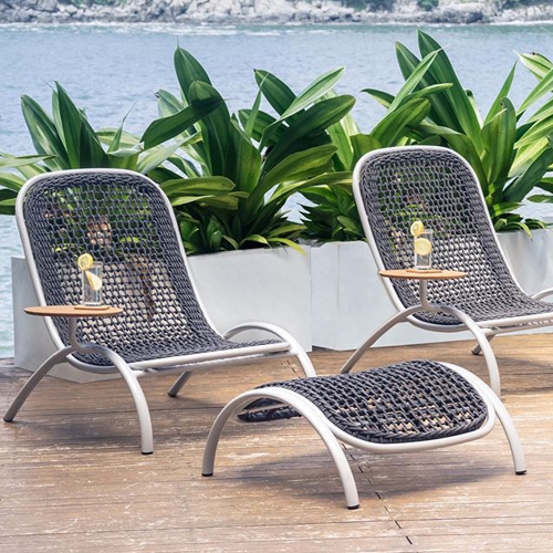 Par de sillones de descanso de exterior de aluminio y tejido con mesita y descansa pies