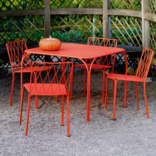 Sillas Kintbury en color Capuchina en un jardin