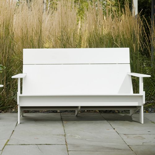 Sofa de una sala de exterior en color blanco de Loll Designs