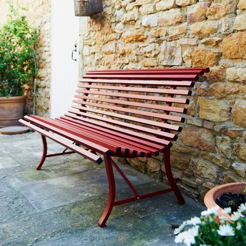 Uso de colores vivos en un jardin con la banca Louisiane