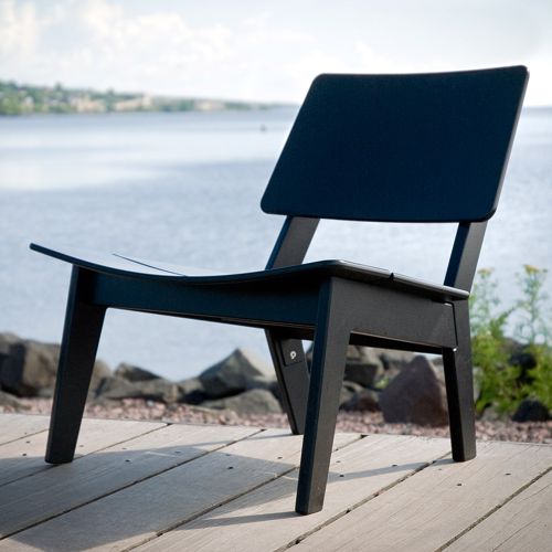 Sillon Lago para exterior con diseño moderno frente a un lago