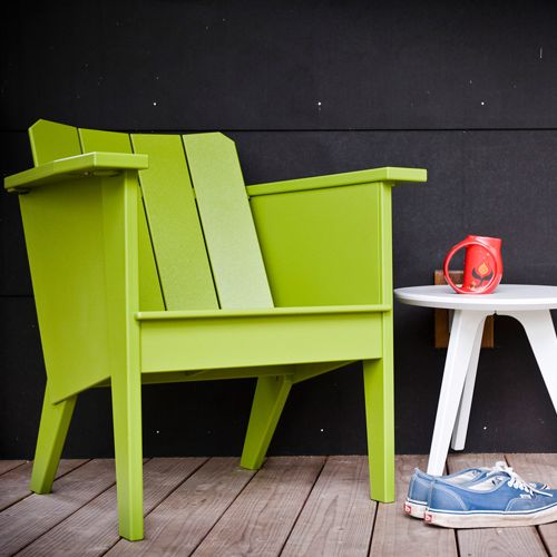 Sillon individual modelo DECK en una terraza al exterio en colores vivos