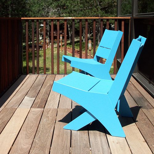 Par de sillones Vang by Loll Designs en una terraza hecha de plastico reciclado