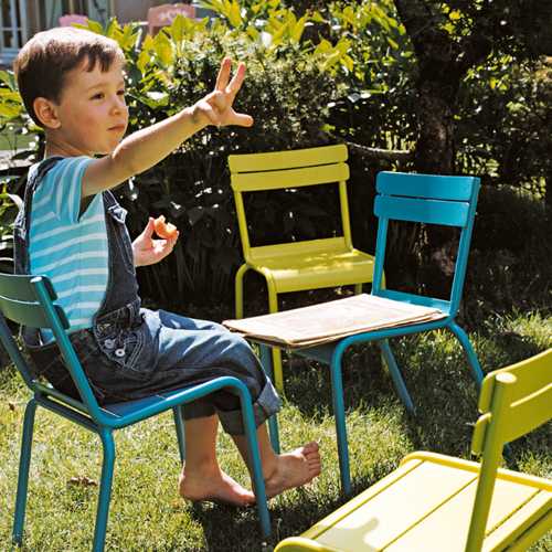Niño jugando con sillas Luxembourg Kids