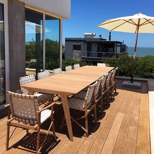 Comedor rectangular modelo Maresias en una terraza al exterior