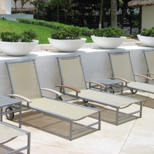 Camastros o asoleaderos de aluminio y malla con ruedas en un Hotel de Cancun