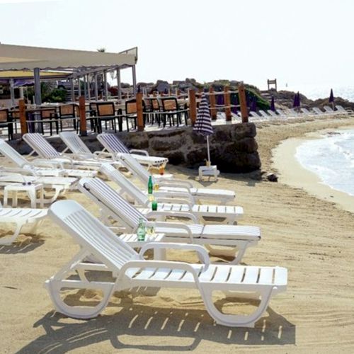 Camastros de Grosfillex modelo Miami sobre la arena en una playa
