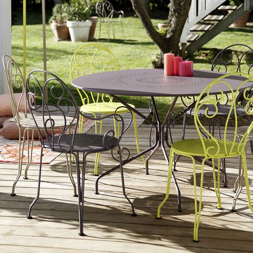 Comedor Montmartre en un jardin o terraza