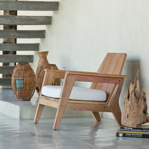 Ejemplo de un sillón de jardín o terraza de madera modelo Mucuri con cojin de tela Sunbrella
