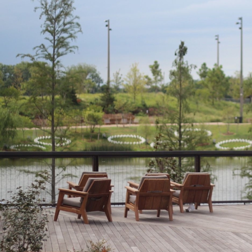 Muebles de terraza Mucuri frente a un lago al exterior