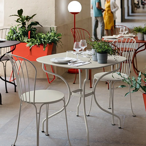 Mesa y sillas Opera plus para exterior en una cafeteria o restaurante
