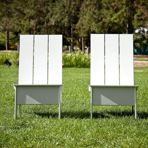 Dos sillones Picket fabricados de plastico reciclado en color blanco