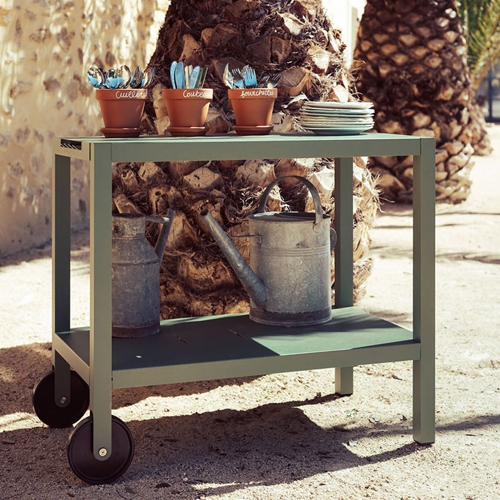 Mesa de Servicio con ruedas Quiberon en color Cactus en un jardin