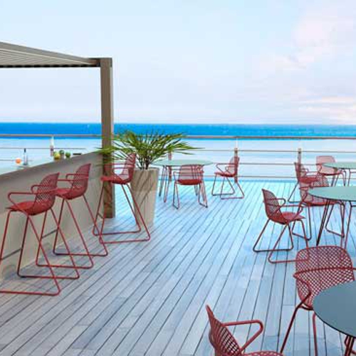 Sillas Ramatuelle y sillas altas en un hotel de playa