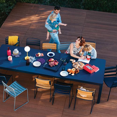 Terraza con una mesa larga rectangular de aluminio Ribambelle en color azul