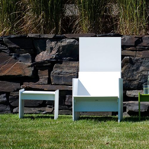 Muebles Taavi de Loll Designs sobre un deck al exterior