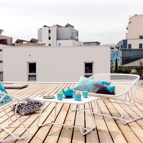 Loveseat o Banca Sixties diseño de Frederic Sofia en una terraza