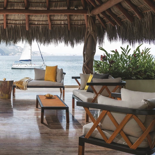 Sala de exterior Soto de aluminio bambu y sunbrella en una terraza frente al mar