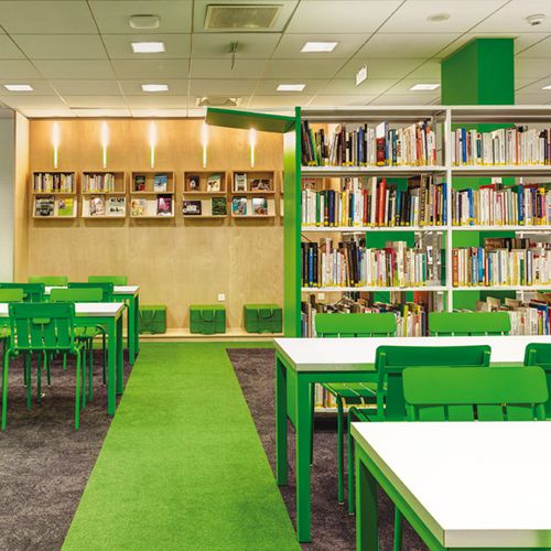 Sillas Stripe de Matali Crasset en una biblioteca en Francia