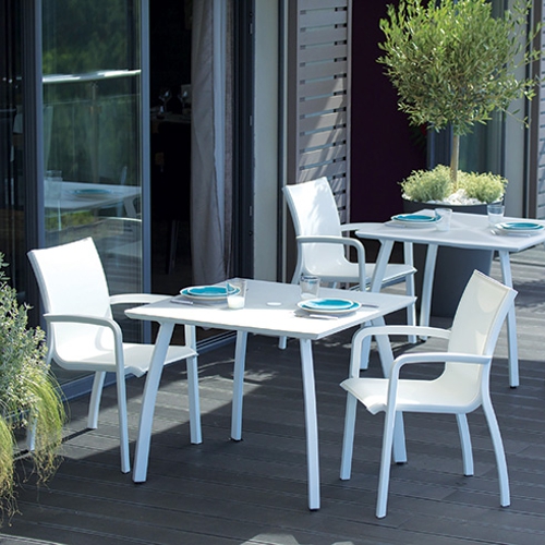 Comedor con mesa cuadrada de jardin modelo Sunset de Grosfillex