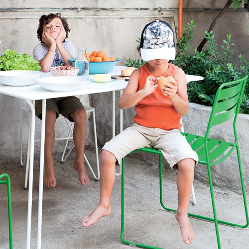 Niños comiendo en muebles Surprising de Fermob