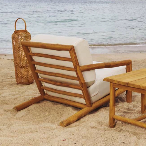 Sillón Tordillos de madera teca en una playa frente al mar