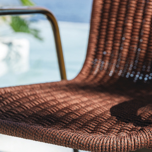 Detalle de las cuerdas tejidas en la silla de exterior Vallarta