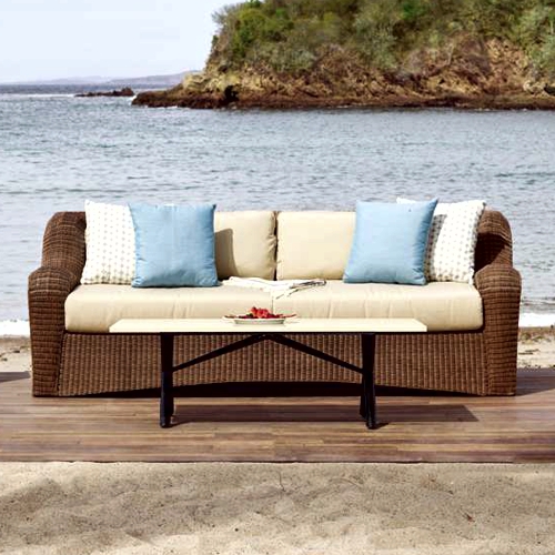 Sofa de exterior Vigoleno de tejido plastico o wicker sintetico y cojines de Tela Sunbrella
