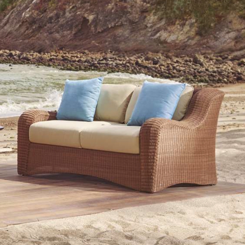 Loveseat o sillón doble Vigoleno en una playa al exterior