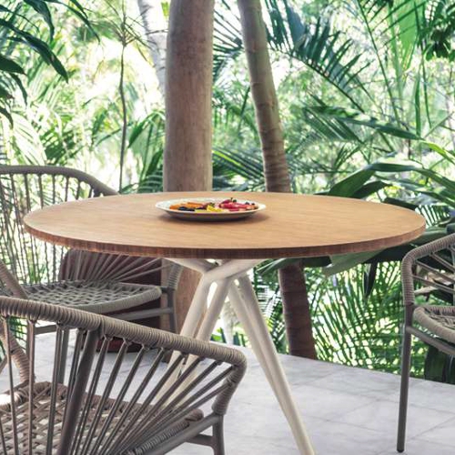 Mesa de comedor de jardin o exterior Zipolite moderna con cubierta de bambu o bamboo